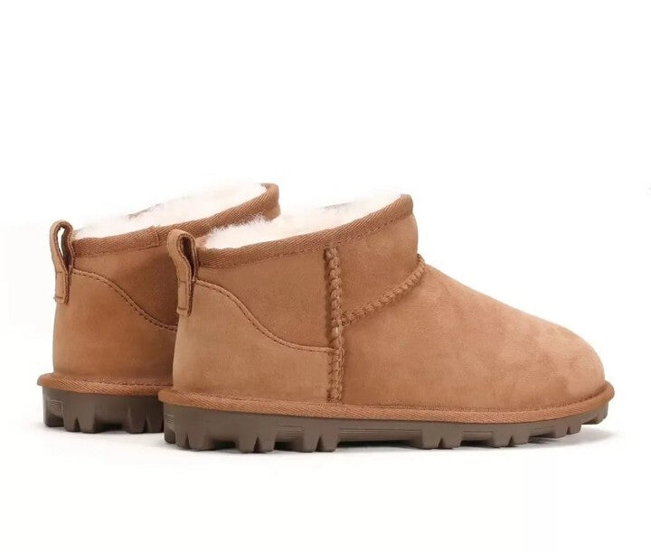 Kirkland Signature Shearling Kids Boot UK 12 / EU 30 / Us 13 in Chestnut