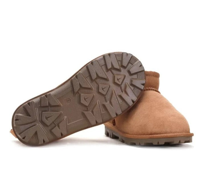 Kirkland Signature Shearling Kids Boot UK 12 / EU 30 / Us 13 in Chestnut