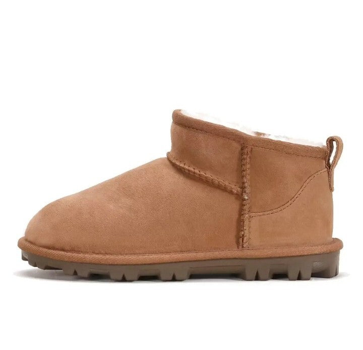 Kirkland Signature Shearling Kids Boot UK 12 / EU 30 / Us 13 in Chestnut