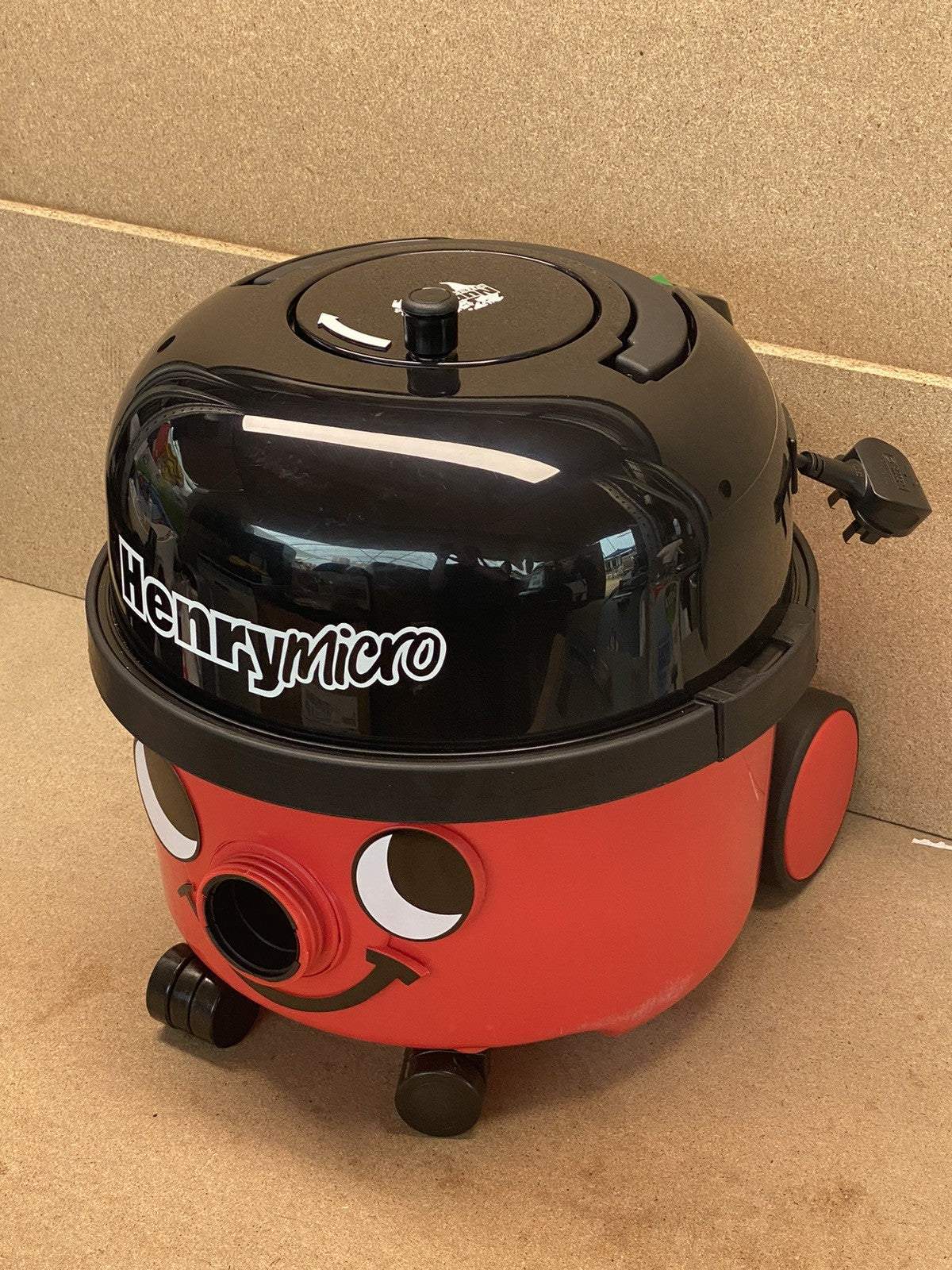 Henry HVR 160 6L Bagged Cylinder Vacuum Cleaner - Red