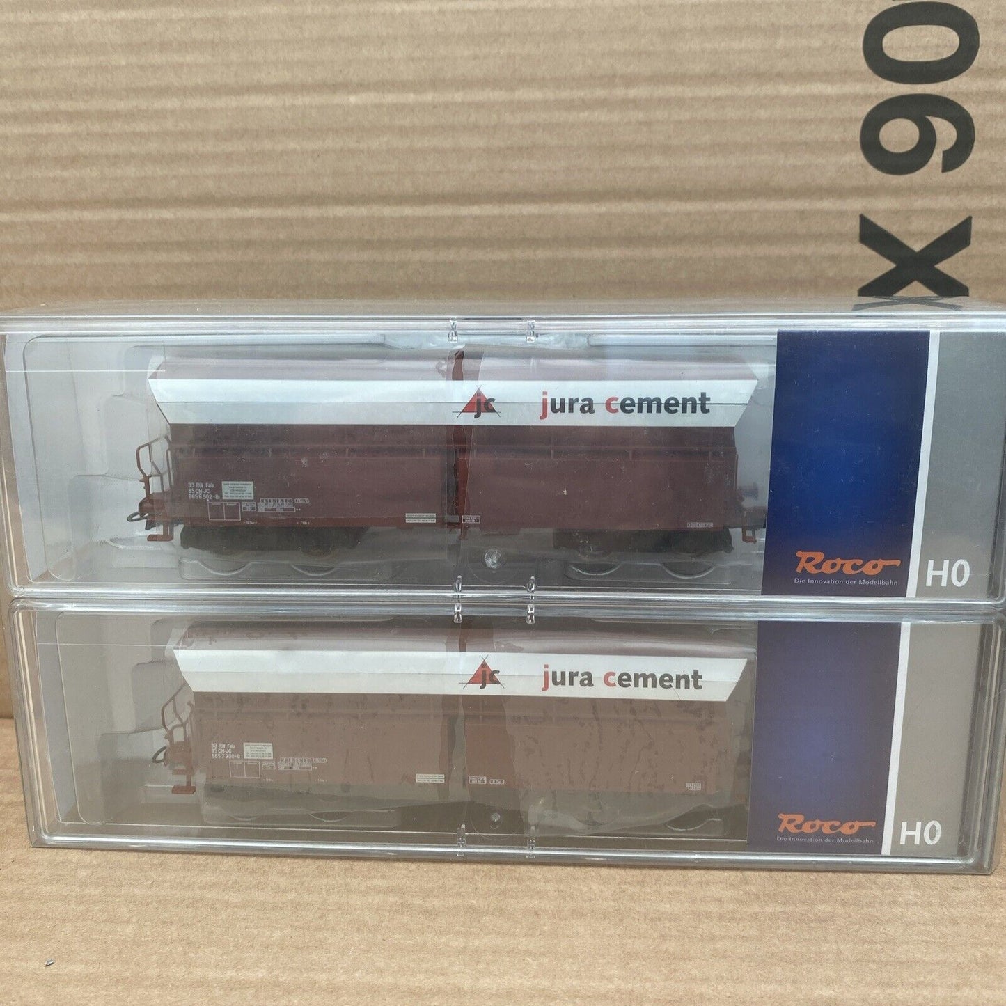67023 Roco- 2-piece set of bulk wagons of the Jura Cement Fabriken AG