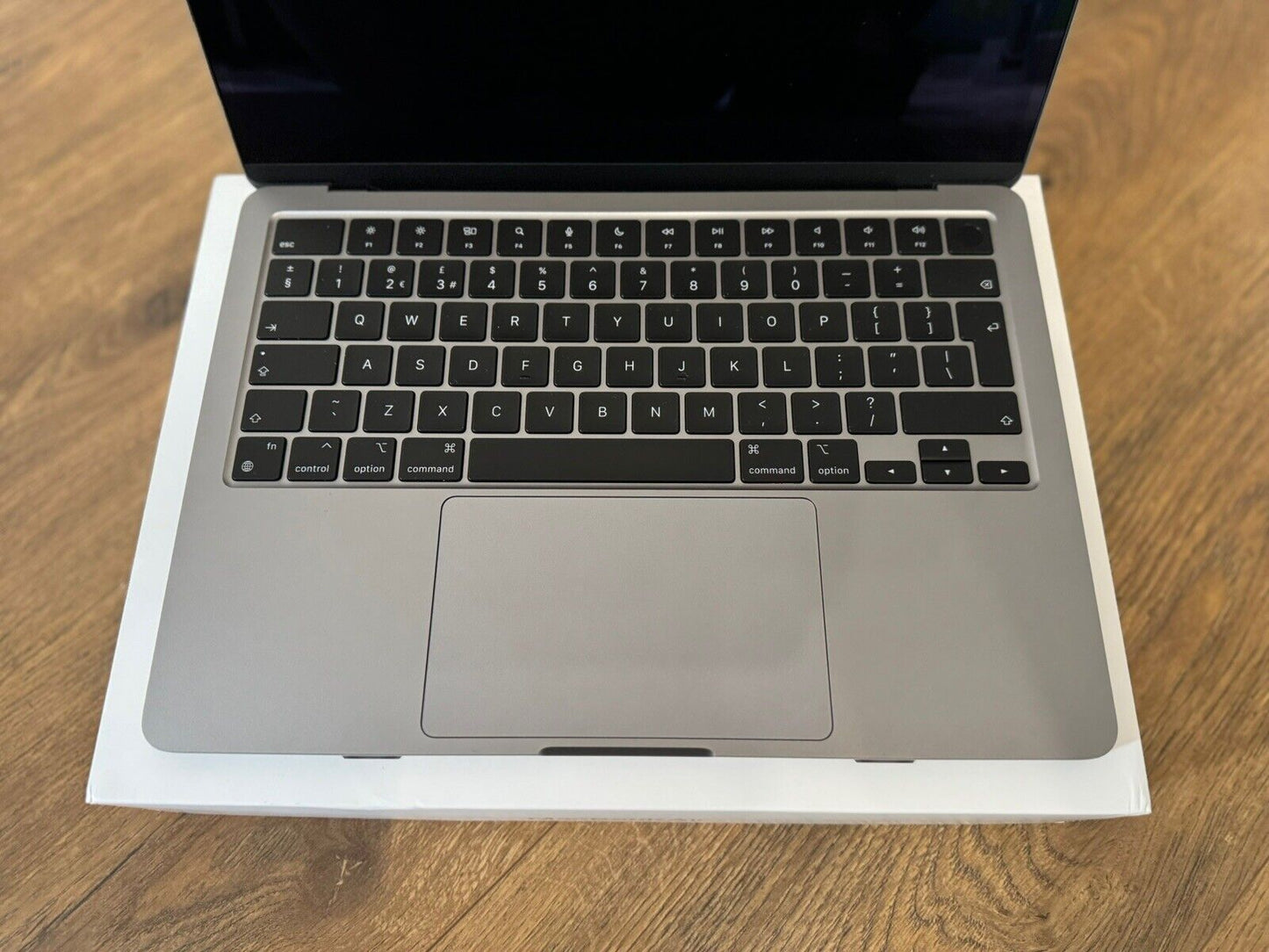 Apple MacBook Air (2022), M2 Chip, 8GB RAM, 256GB SSD, 20 CYCLES/ 13.6" Grey VAT