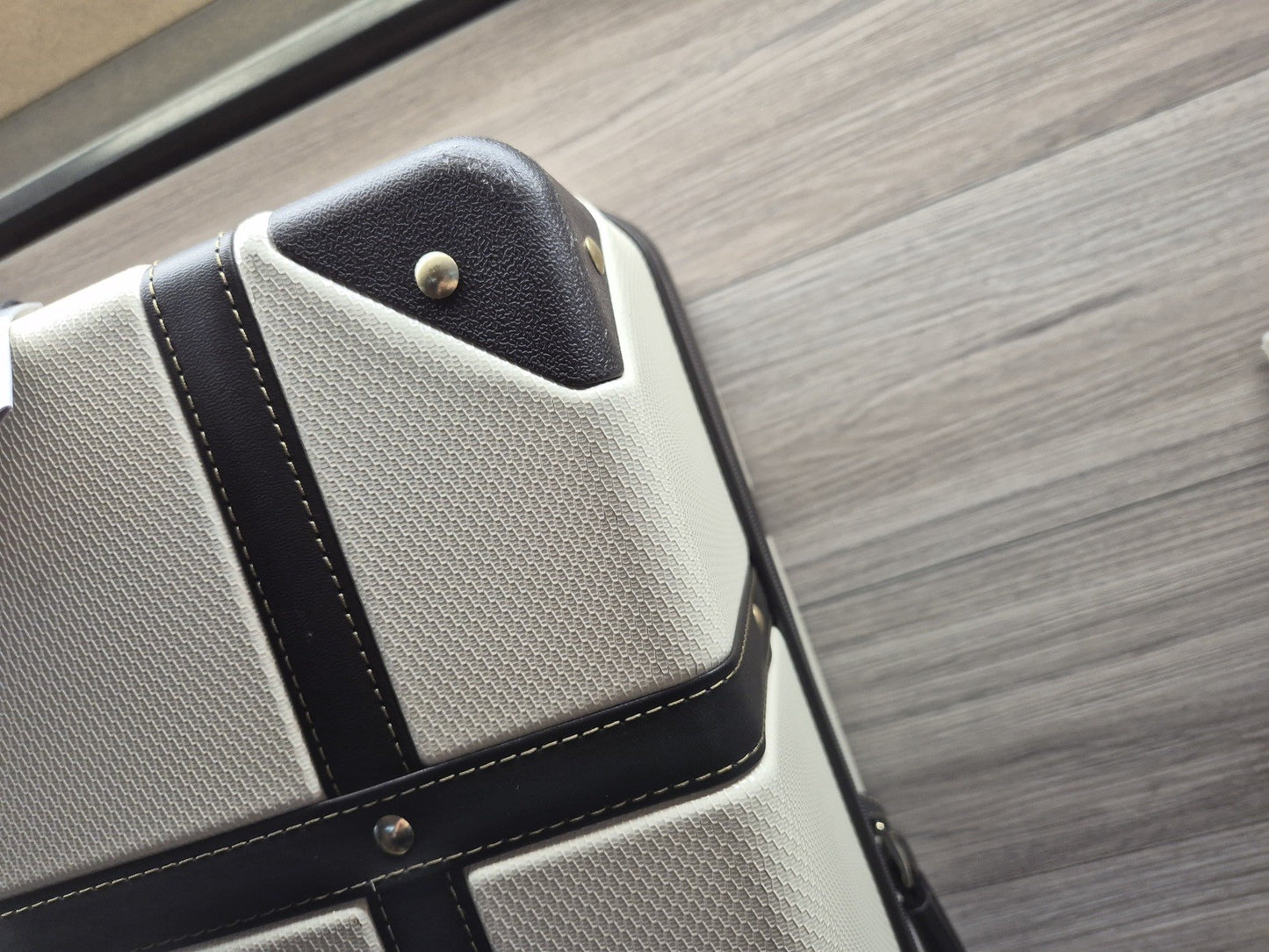 Rock Vintage 3 Piece Hardside Luggage Set in Cream *