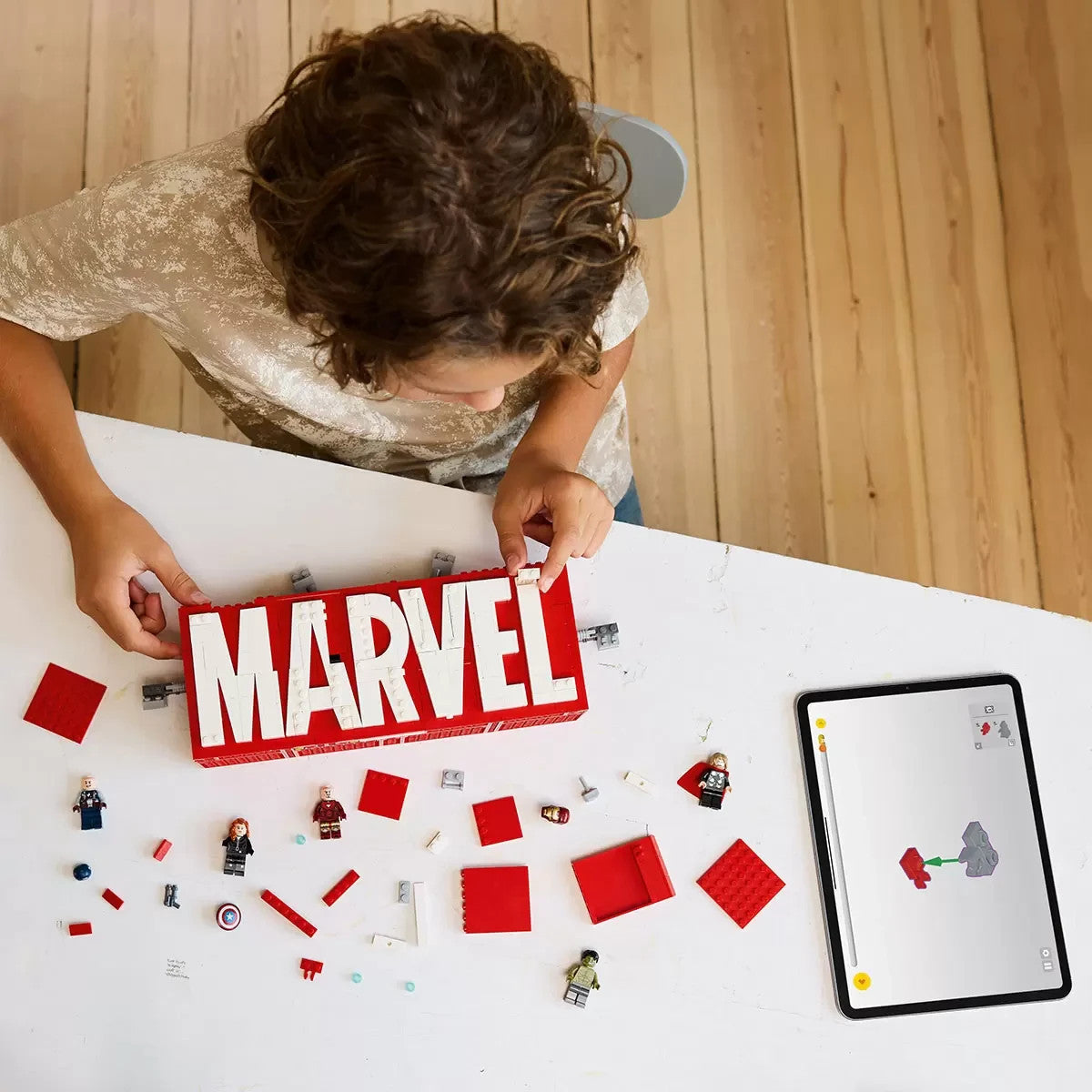 LEGO Superheroes MARVEL Logo & Minifigures - Model 76313