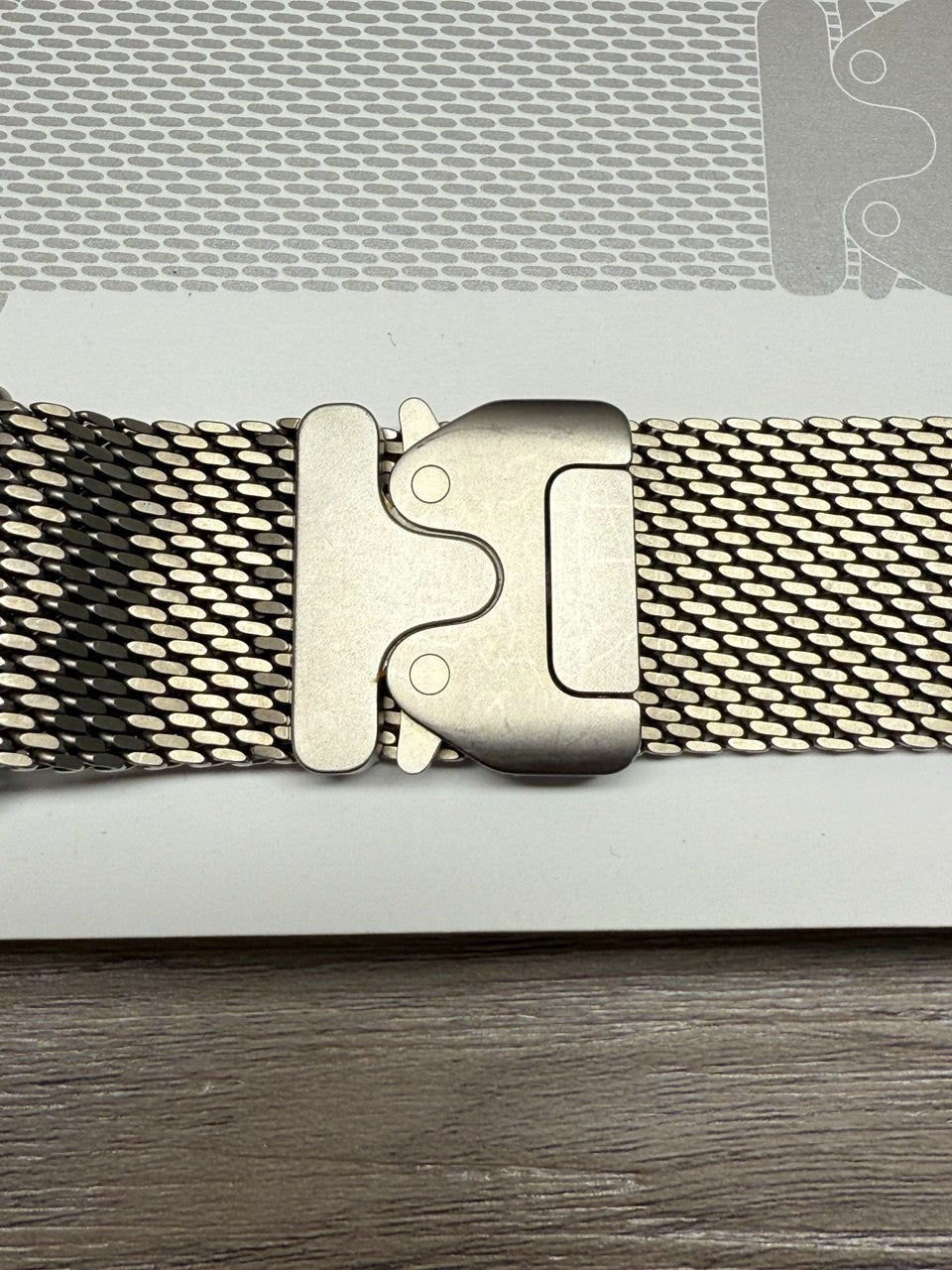 Apple Watch Ultra 2 GPS + Cellular 49mm Natural Titanium Milanese Loop -Small