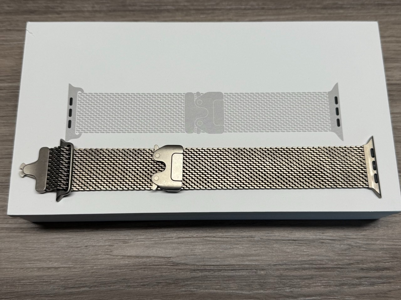 Apple Watch Ultra 2 GPS + Cellular 49mm Natural Titanium Milanese Loop -Small